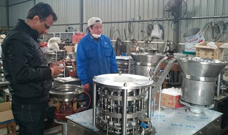 India customers Tushar visited our factory and inpsected LS-4 flip off cap assembly machine
